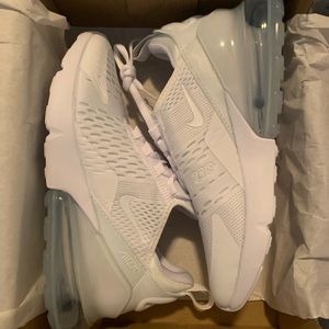 BRAND NEW IN BOX NIKE 270 .